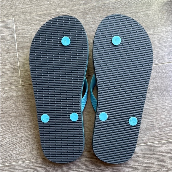 ⛱️⛱️⛱️Dinosaur Flip Flops - Blue and Yellow and NWOT - Picture 3 of 3